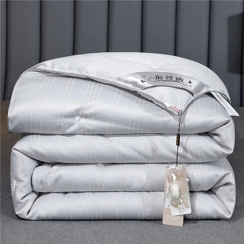 Mulberry Silk Quilt is 100% natural silk filling in all seasons. It is portable, breathable and luxurious